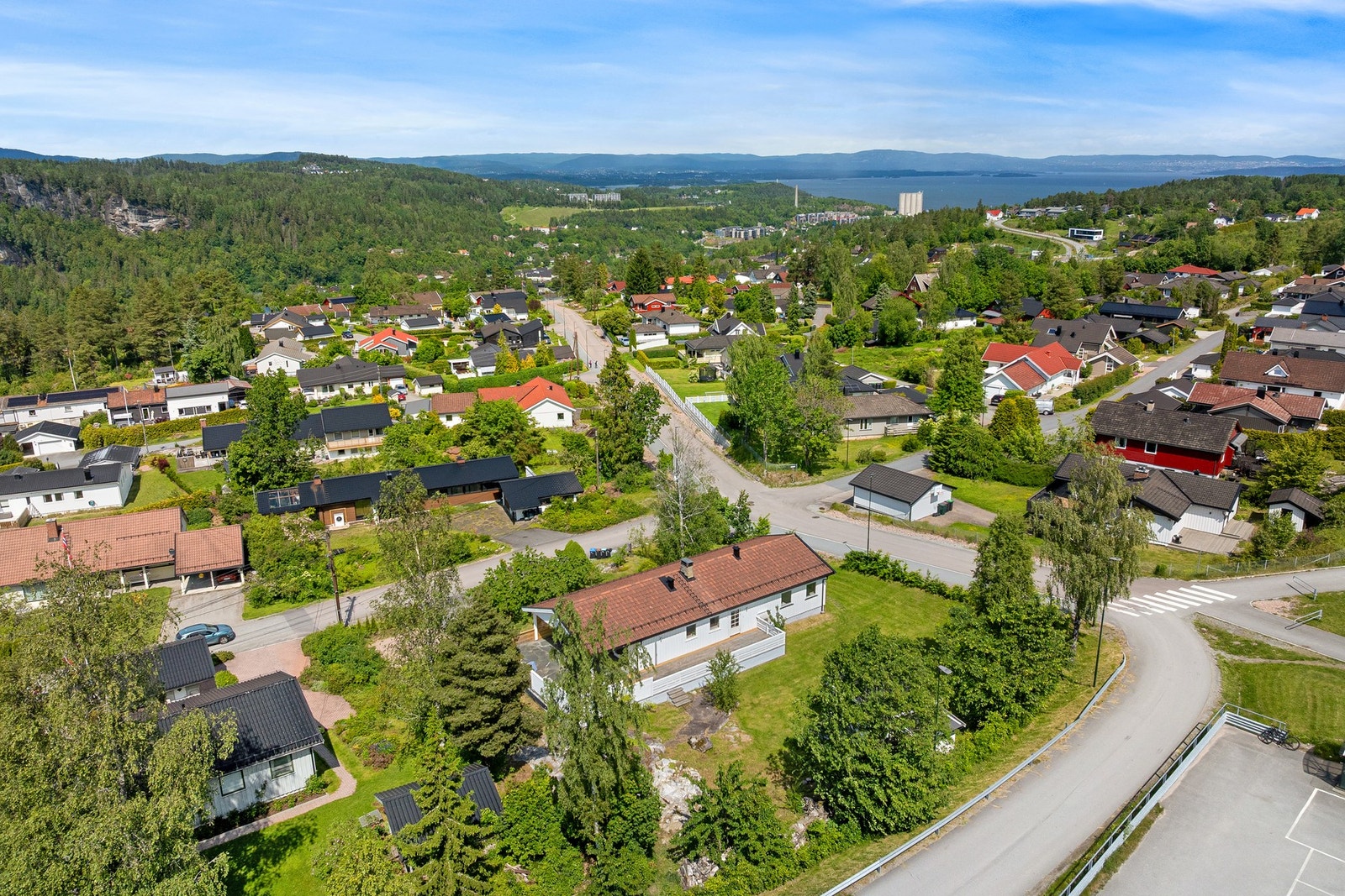 Her bor man tett på både Oslofjorden og marka, med kort vei til skoler, barnehager, butikker og kollektivtransport - uten å gi slipp på nærheten til naturen. Galleribilde