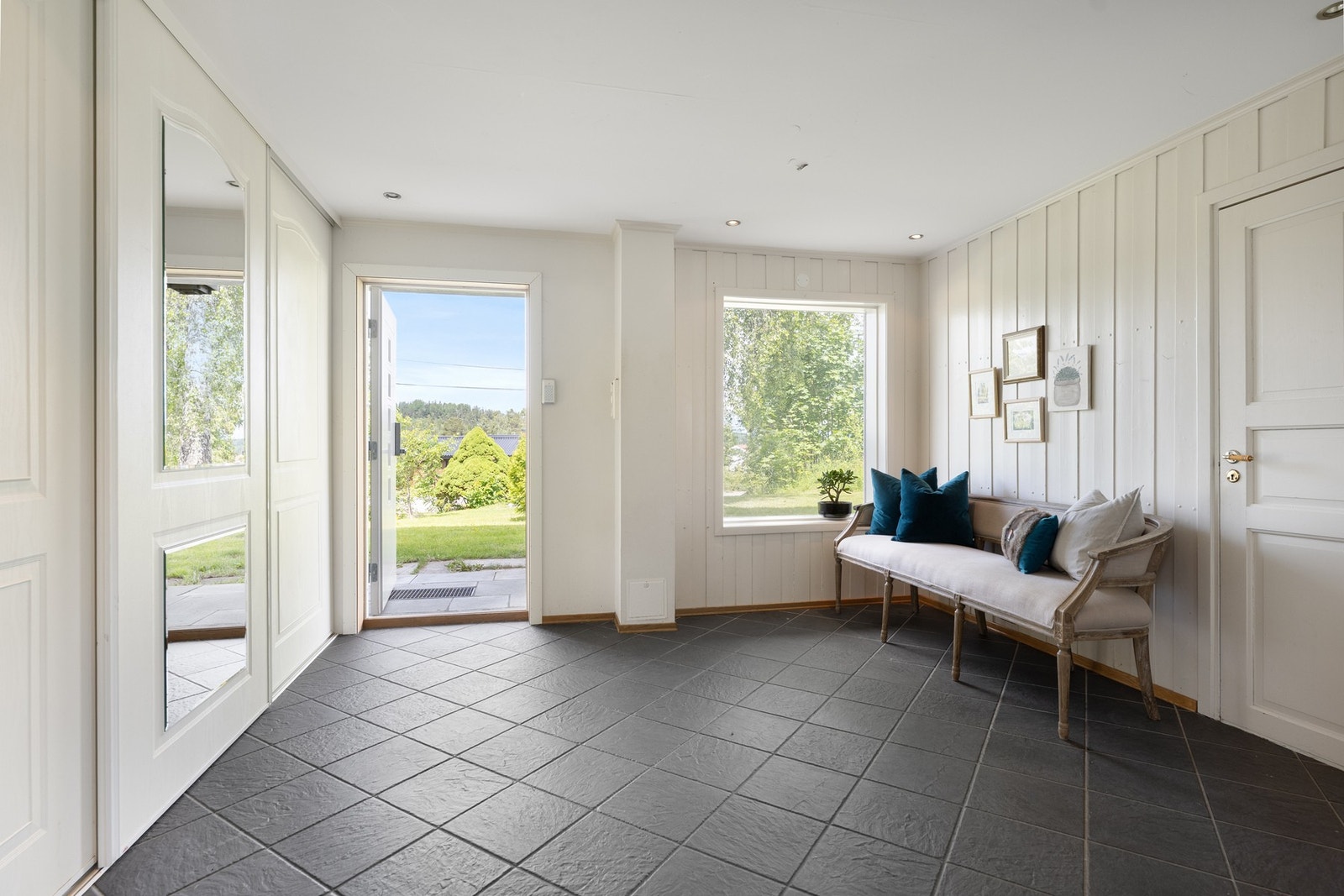 Inngangspartiet ligger i underetasjen og gir et flott førsteinntrykk av boligen. Inngangsdøren har Yale doorman for en behagelig nøkkelfri hverdag. Galleribilde