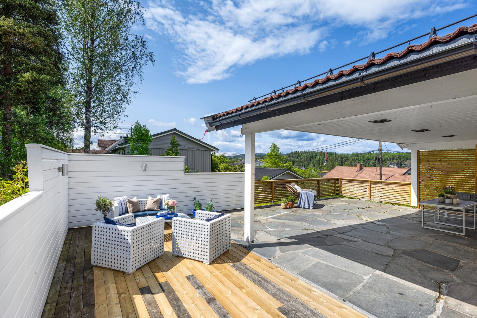 Terrassen er delvis overbygget, noe som gjør den like anvendelig i lett regn som i stekende sol. Galleribilde