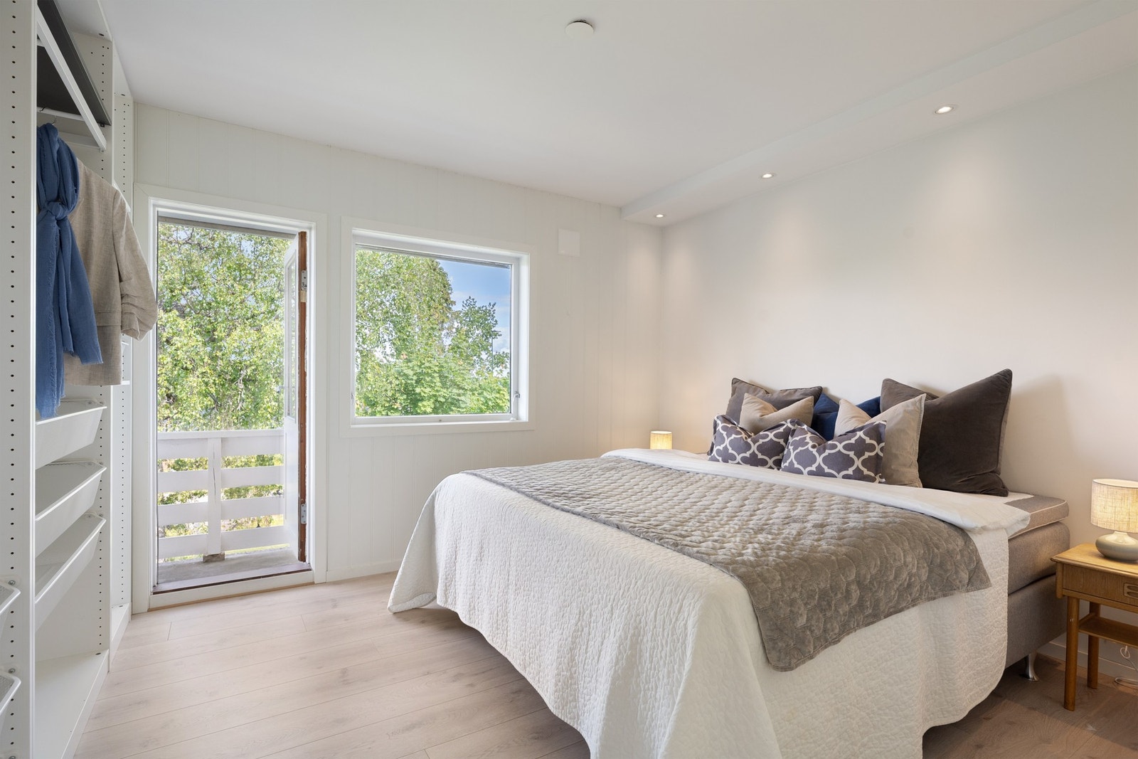 I 1. etasje finner vi også boligens fire soverom. Dette er hovedsoverommet som har god plass til dobbeltseng, nattbord og garderobeskap. Det er også utgang til en luftebalkong på 8 kvm. Galleribilde