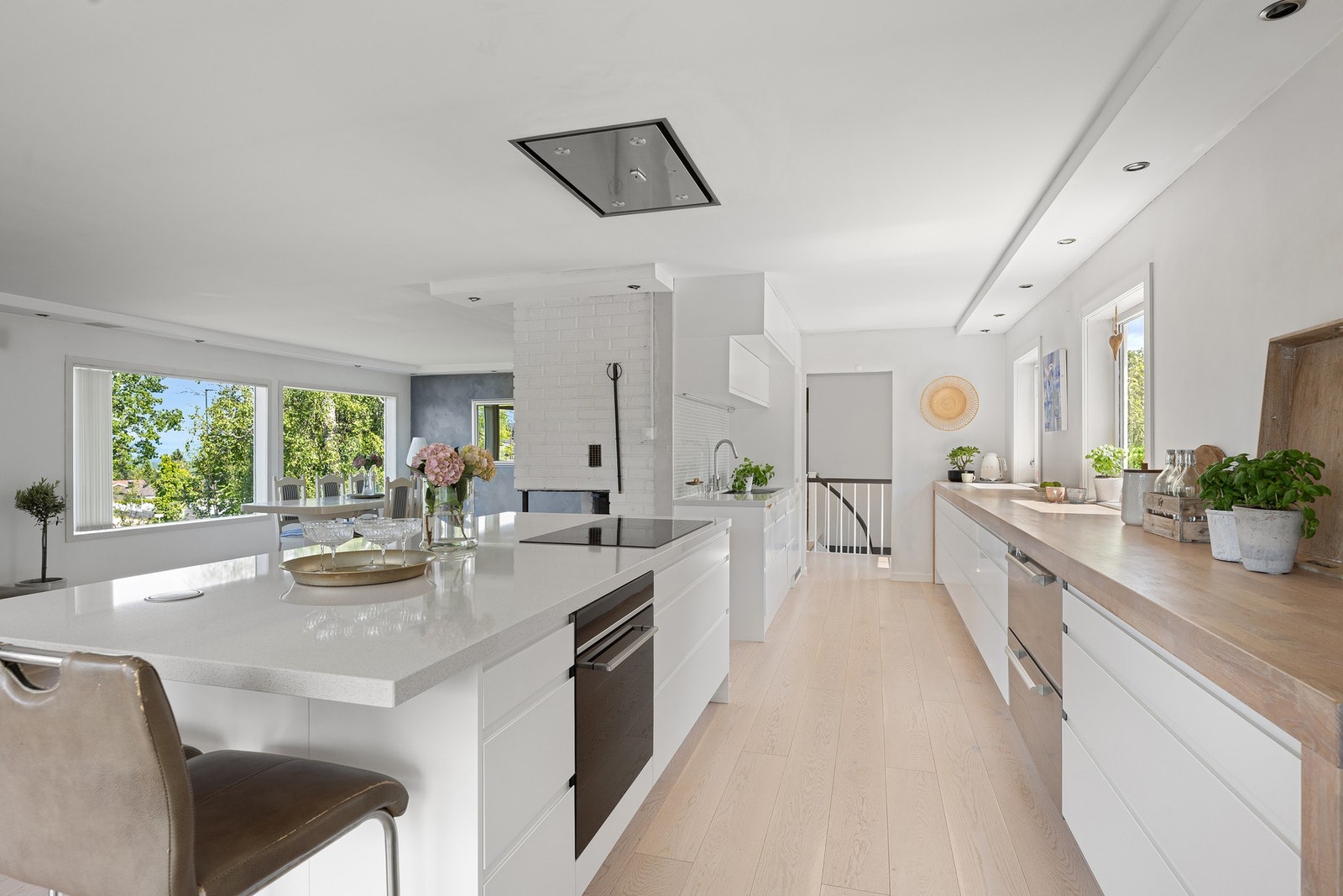 Med åpen løsning mot stuen skapes en sosial og luftig atmosfære der matlaging og samvær går hånd i hånd. Galleribilde