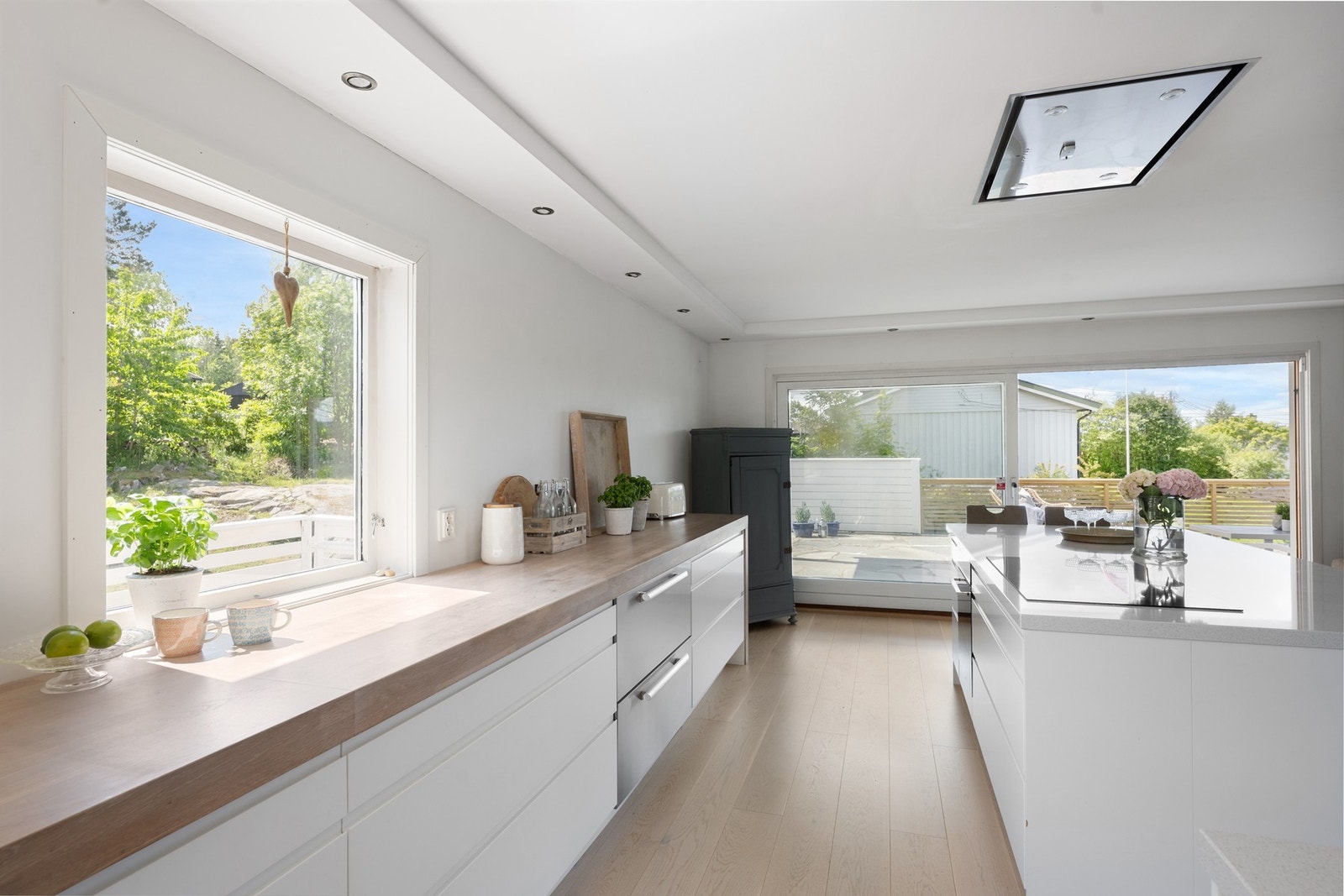 Innredningen ble oppgradert i 2016 og består av slette, tidløse fronter og benkeplater i en flott kombinasjon av heltre og slitesterkt komposittmateriale. Galleribilde