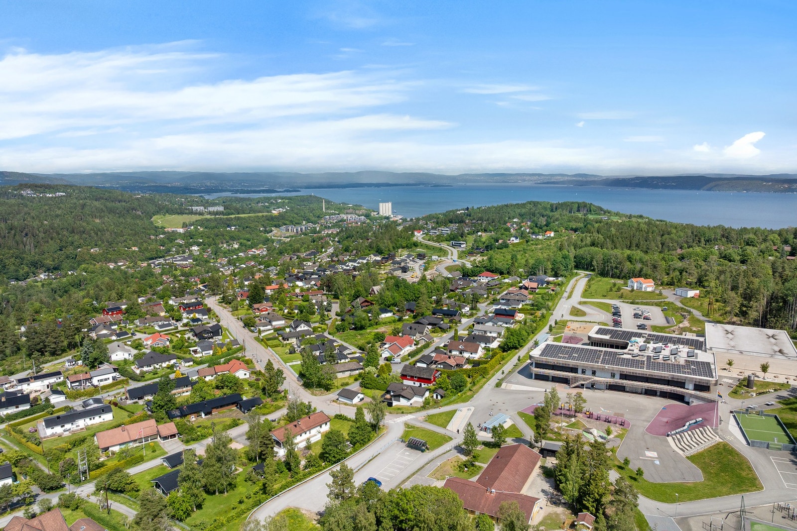 Dette er et meget barnevennlig beliggenhet med både barnehagen og barneskolen som nesten nærmeste naboer. Galleribilde