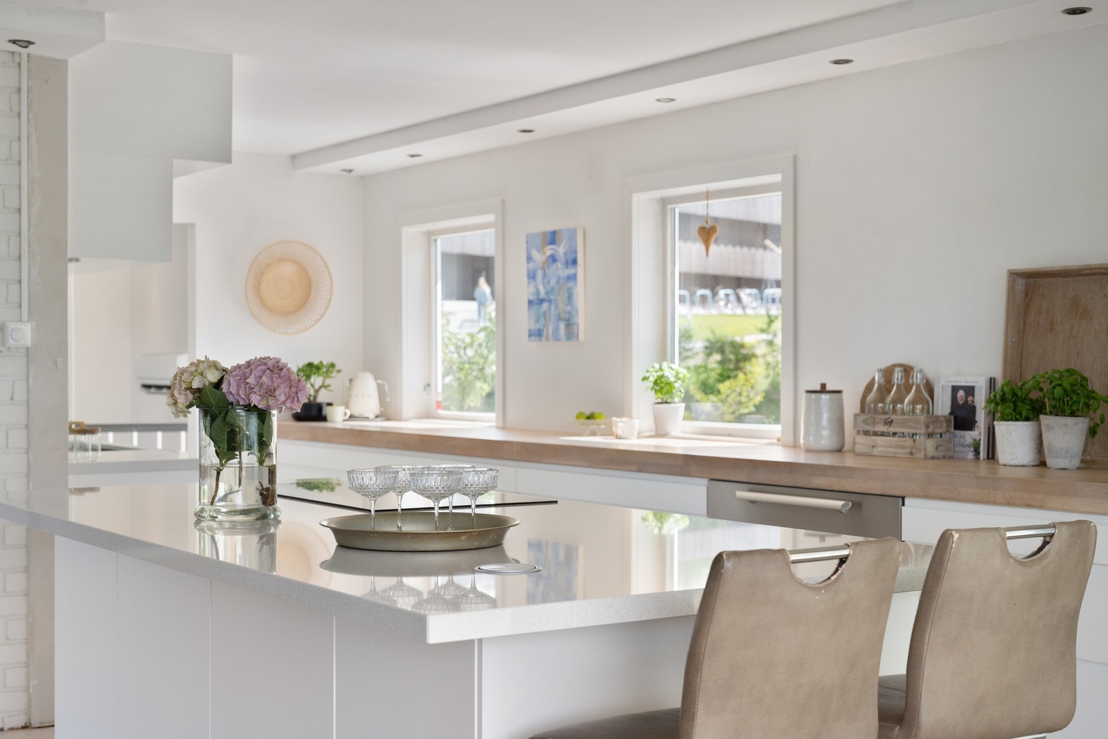 Her kan du lage middag mens du prater med gjestene eller følger med på barna i stuen Galleribilde