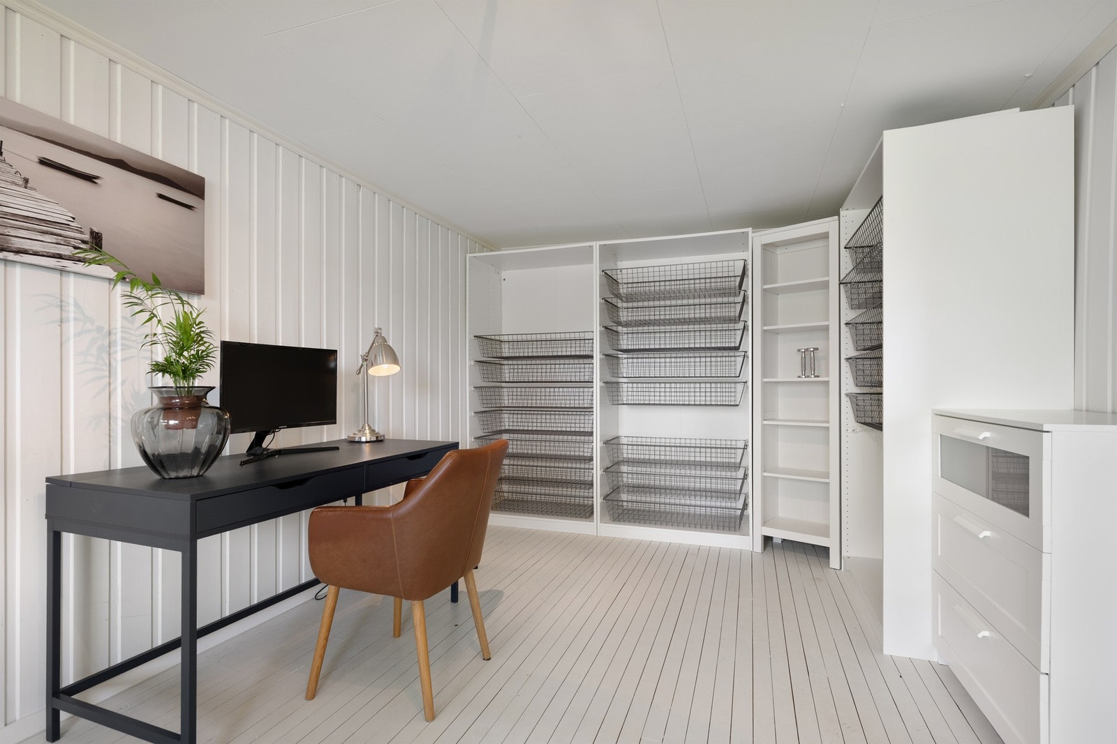 Dette rommet var tidligere garasje som ble bruksendret og innlemmet i boligen i 1984. I disse tegningene står det kun rom, og det er dermed usikkert om rommet er godkjent for varig opphold. Galleribilde