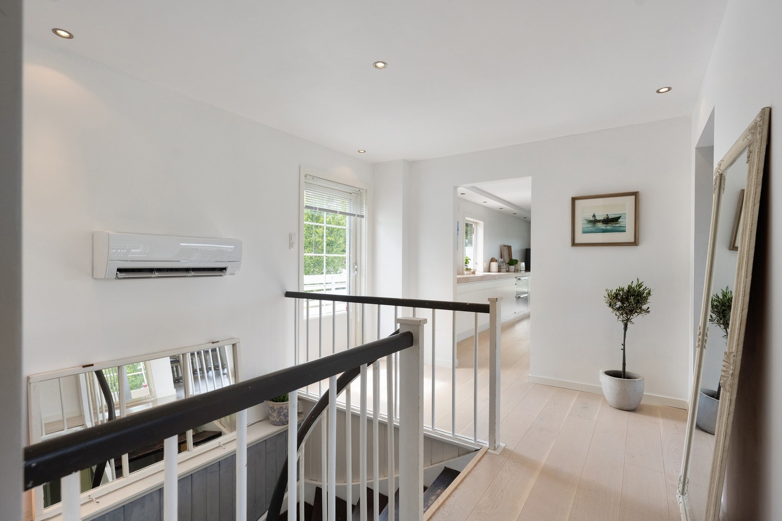 Trapperommet i 1. etasje med utgang til hagen på baksiden. Det er varmepumpe i trappen. Galleribilde