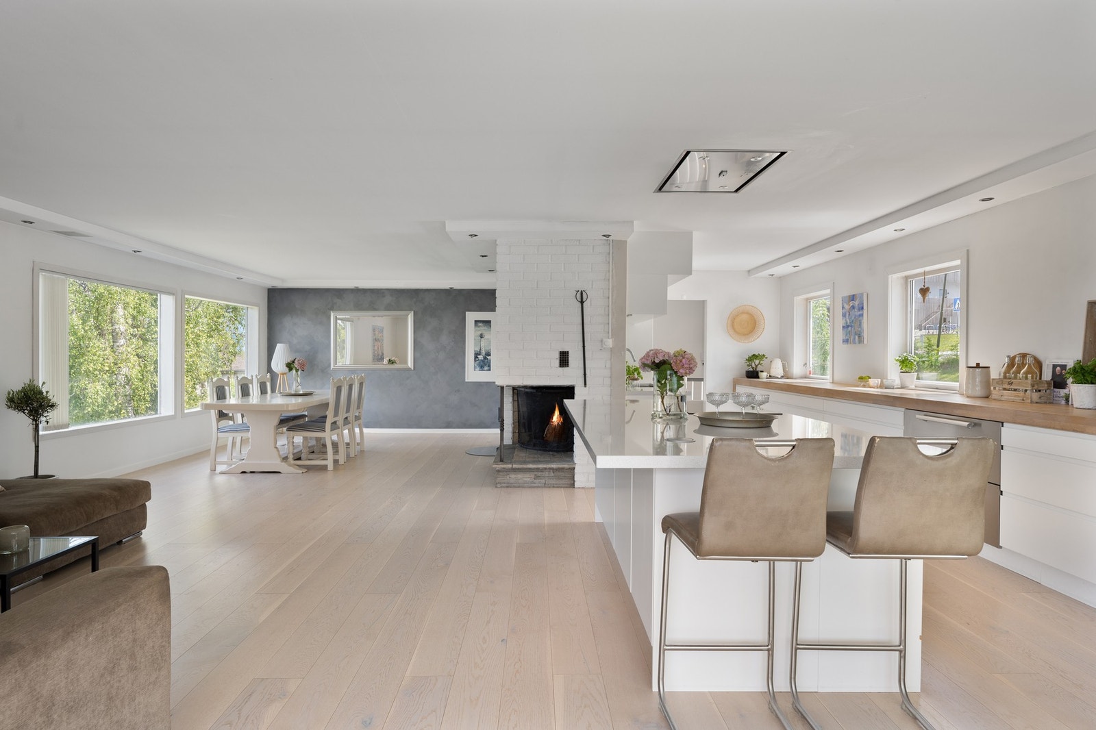 Dette er et åpent og sosialt rom hvor de ulike sonene glir naturlig over i hverandre. Galleribilde