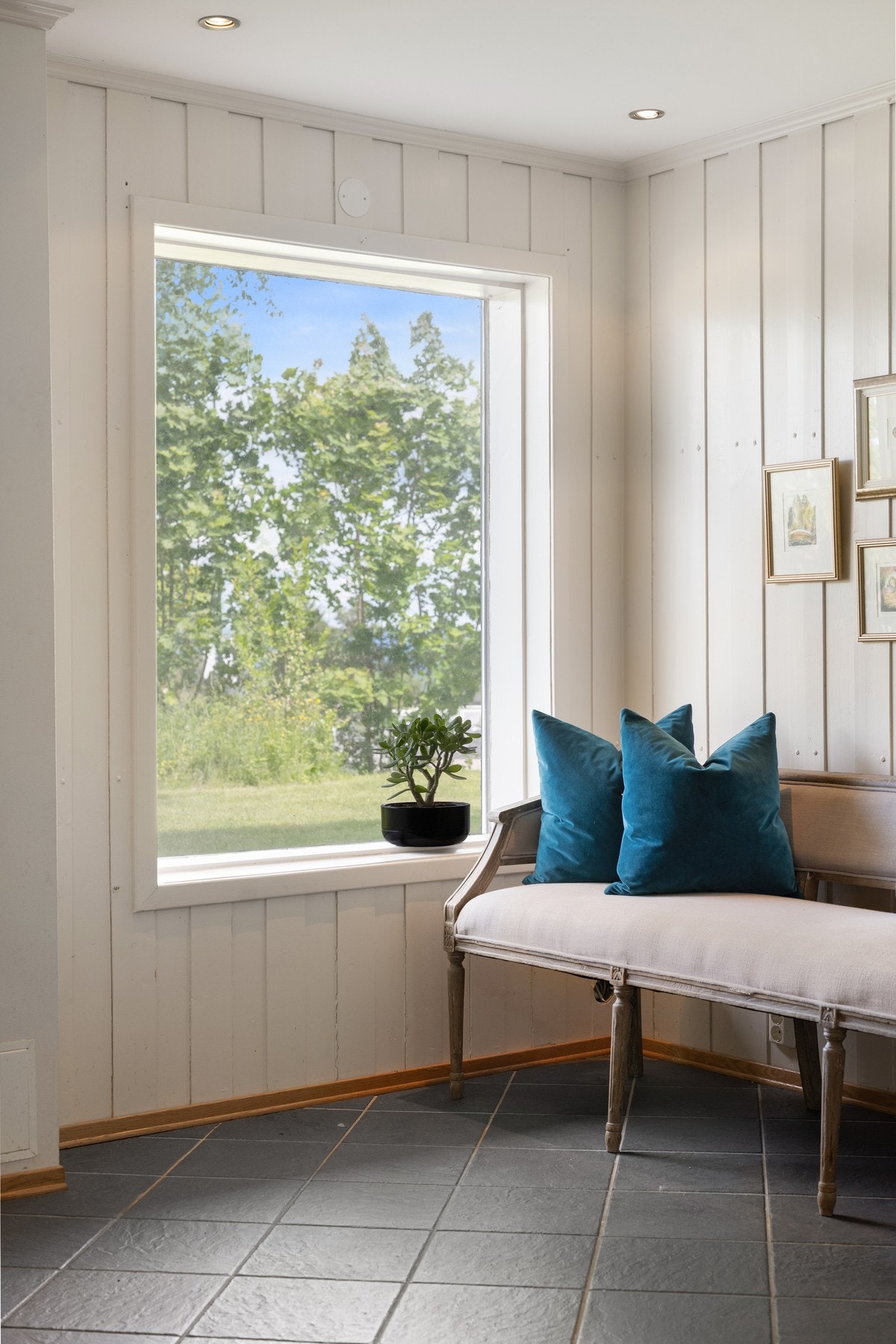 Et stort vindu sørger for godt med lys inn i rommet. Galleribilde