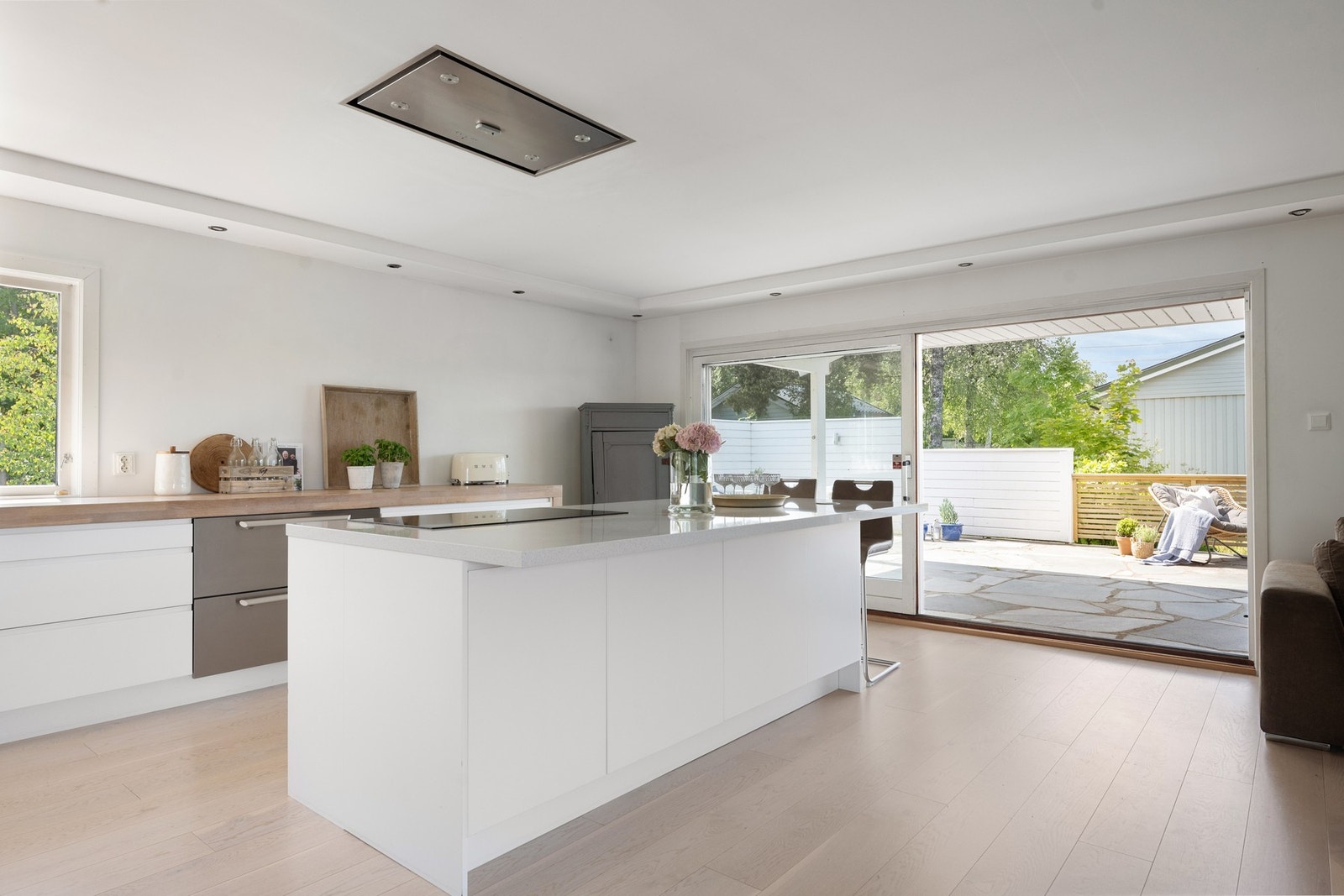 Integrerte hvitevarer som stekeovn, platetopp, oppvaskmaskin og kjøleskap og dobbel kjøleskuff gjør kjøkkenet komplett og funksjonelt. Ventilatoren er montert i taket for et stilrent uttrykk. Galleribilde