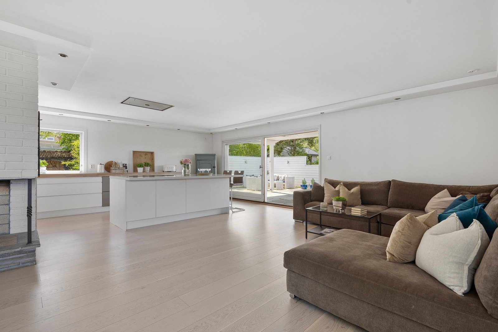 De store vindusflatene slipper inn rikelig med naturlig dagslys og gir en luftig romfølelse som forsterkes av den åpne løsningen mot kjøkkenet. Galleribilde