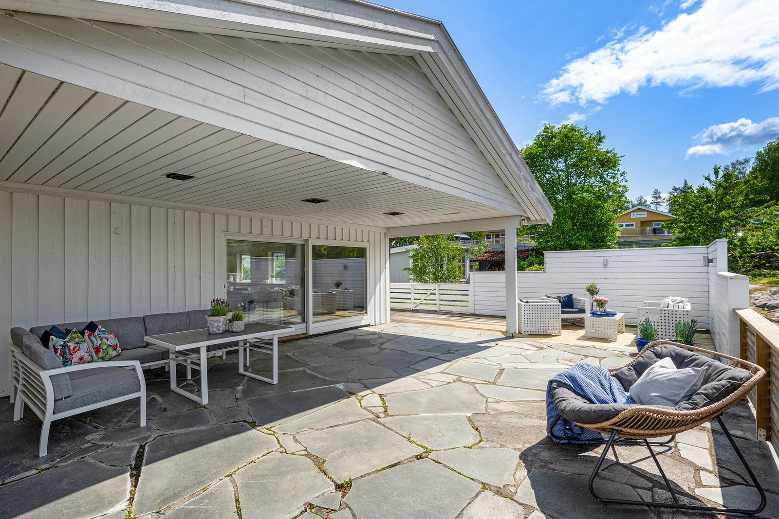 Her får du rikelig med plass til både spisegruppe, sofagruppe, grill og solstoler - perfekt for lange sommerdager, uformelle måltider og hyggelige kvelder med familie og venner. Galleribilde