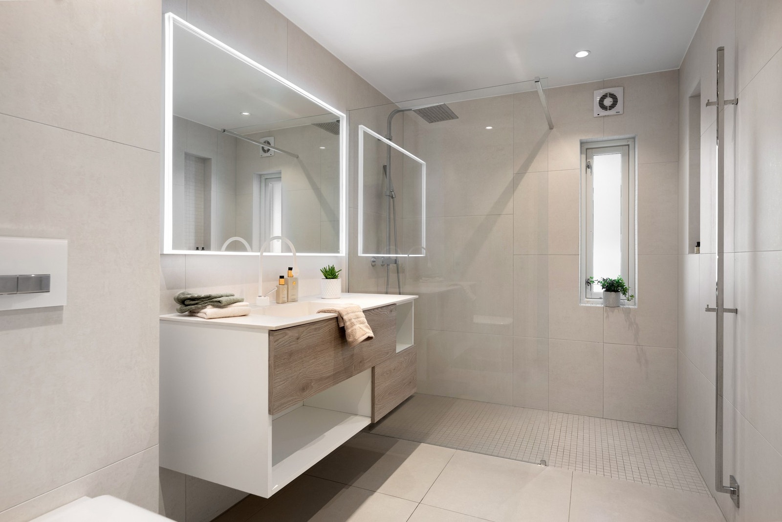 I 1. etasje finner vi også et lekkert og oppgradert bad fra 2016 med moderne løsninger. Galleribilde