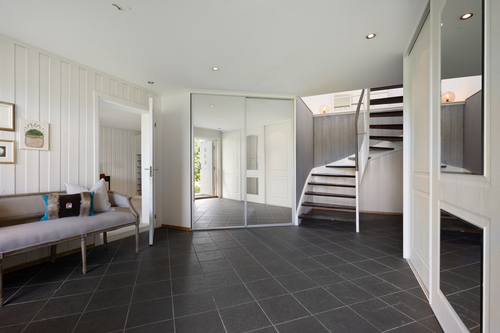 Når man kommer inn i boligen møtes man av en stor og romslig entré/hall med god plass til yttertøy og sko. Galleribilde