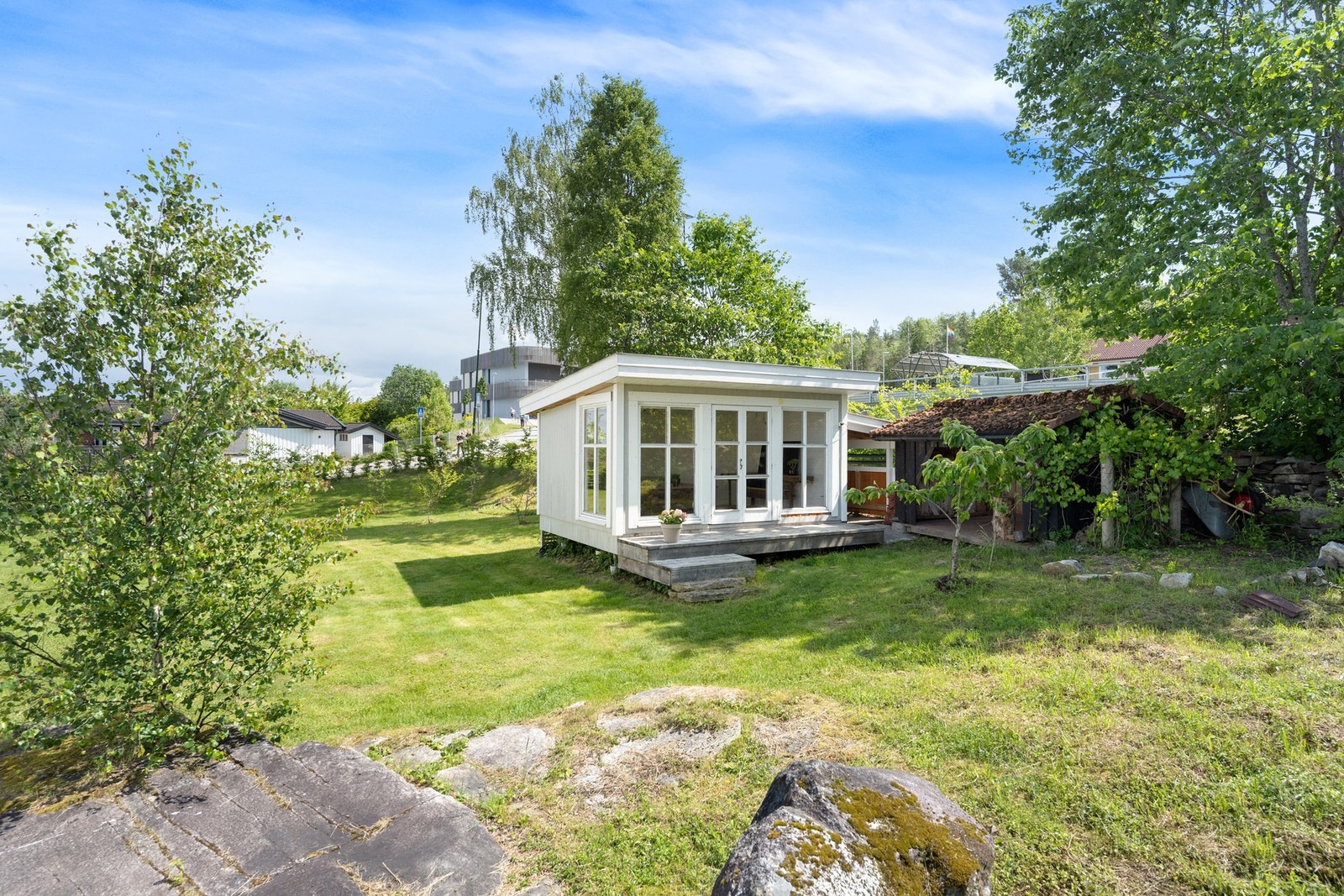 I hagen er det satt opp en hyggelig utestue. Galleribilde