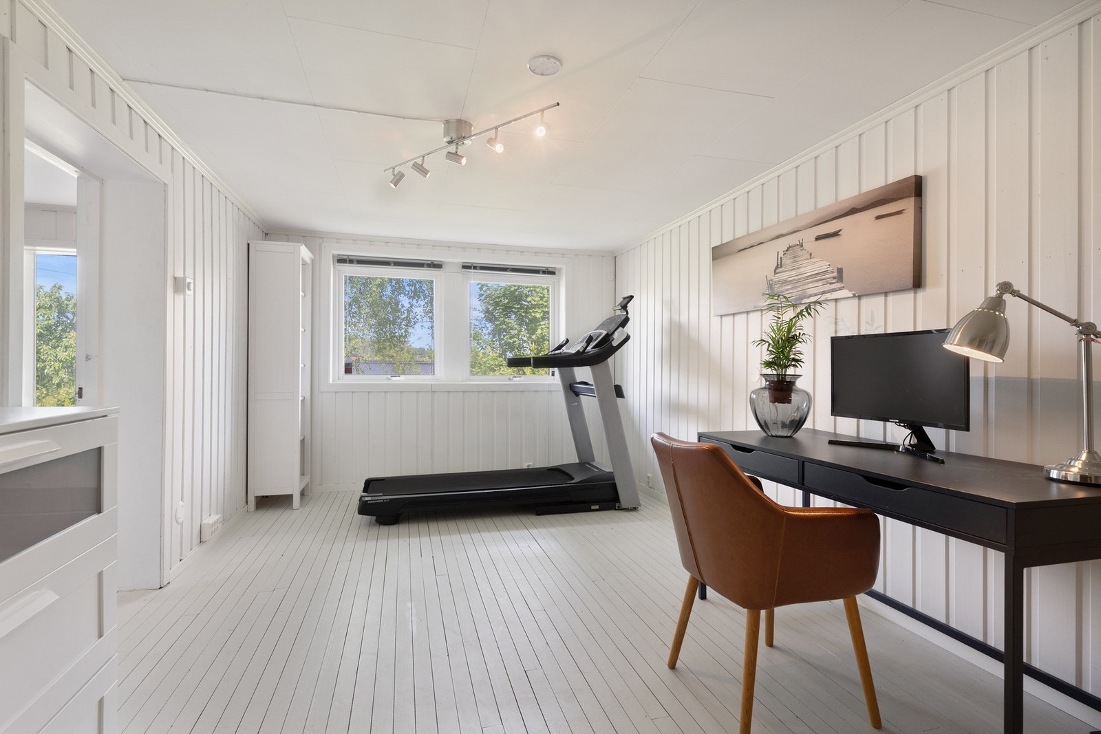 Fra hallen er det adkomst til et rom som er innredet som kontor/treningsrom. Dette er et rom med mange bruksmuligheter og mulighet for fleksibel møblering. Galleribilde