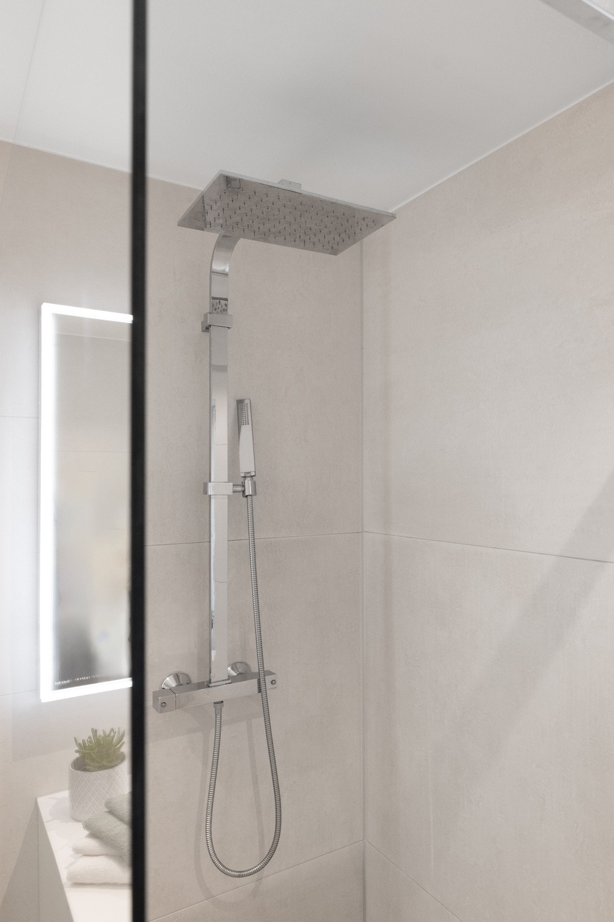 Dusjnisjen har regndusj og glassvegg. Galleribilde