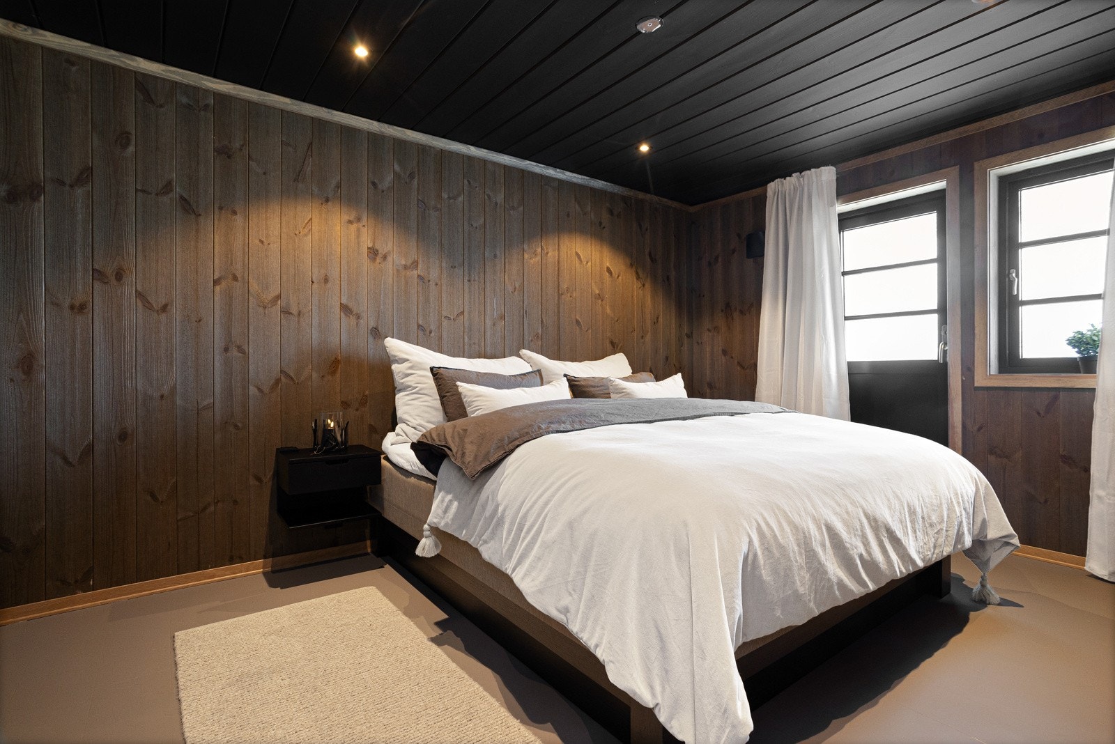 Hovedsoverommet ligger tilbaketrukket i enden av hytta, og har samtidig eget baderom og garderoberom som skaper god komfort for hyttas eiere Galleribilde