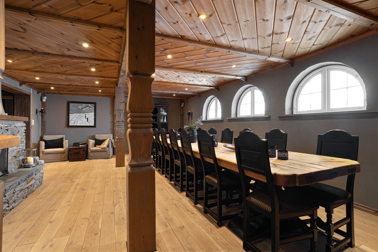 Gildehallen er innredet med et 5 m langbord med tilleggsbord som bordsetter 30 personer Galleribilde