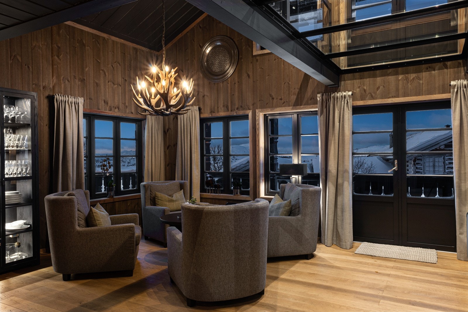 Eiendommen er betydelig oppusset i 2022/23: Samtlige overflater, bad - alle overflater og innredninger, nytt kjøkken og hvitevarer, nytt vaskerom, smarthus-styring av lyd, lys og varme m.m Galleribilde