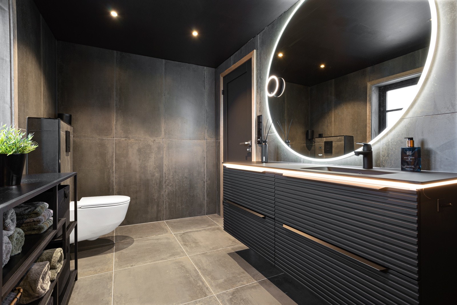 Hovedbadet ligger i tilknytning til hovedsoverommet og inneholder en romslig, moderne innredning fra Scala bad med servant og speil med integrert belysning Galleribilde