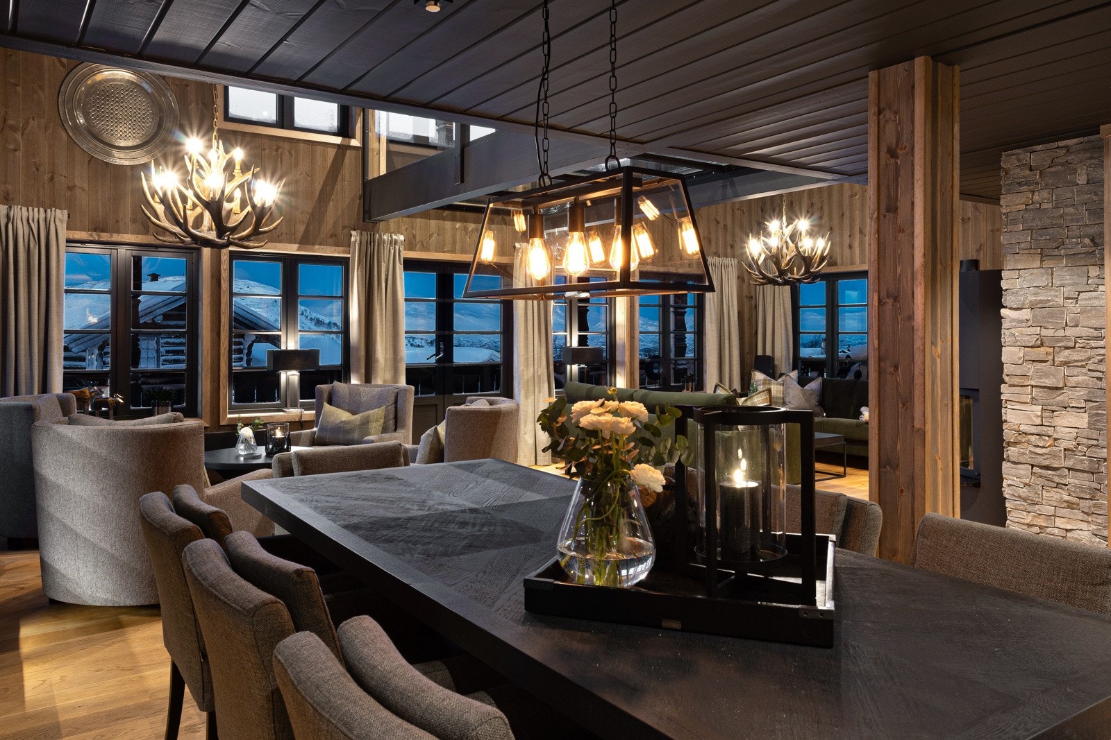 Innvendige løsninger og stil er designet av interiørarkitekt og fremstår som særdeles gjennomført og smakfullt Galleribilde