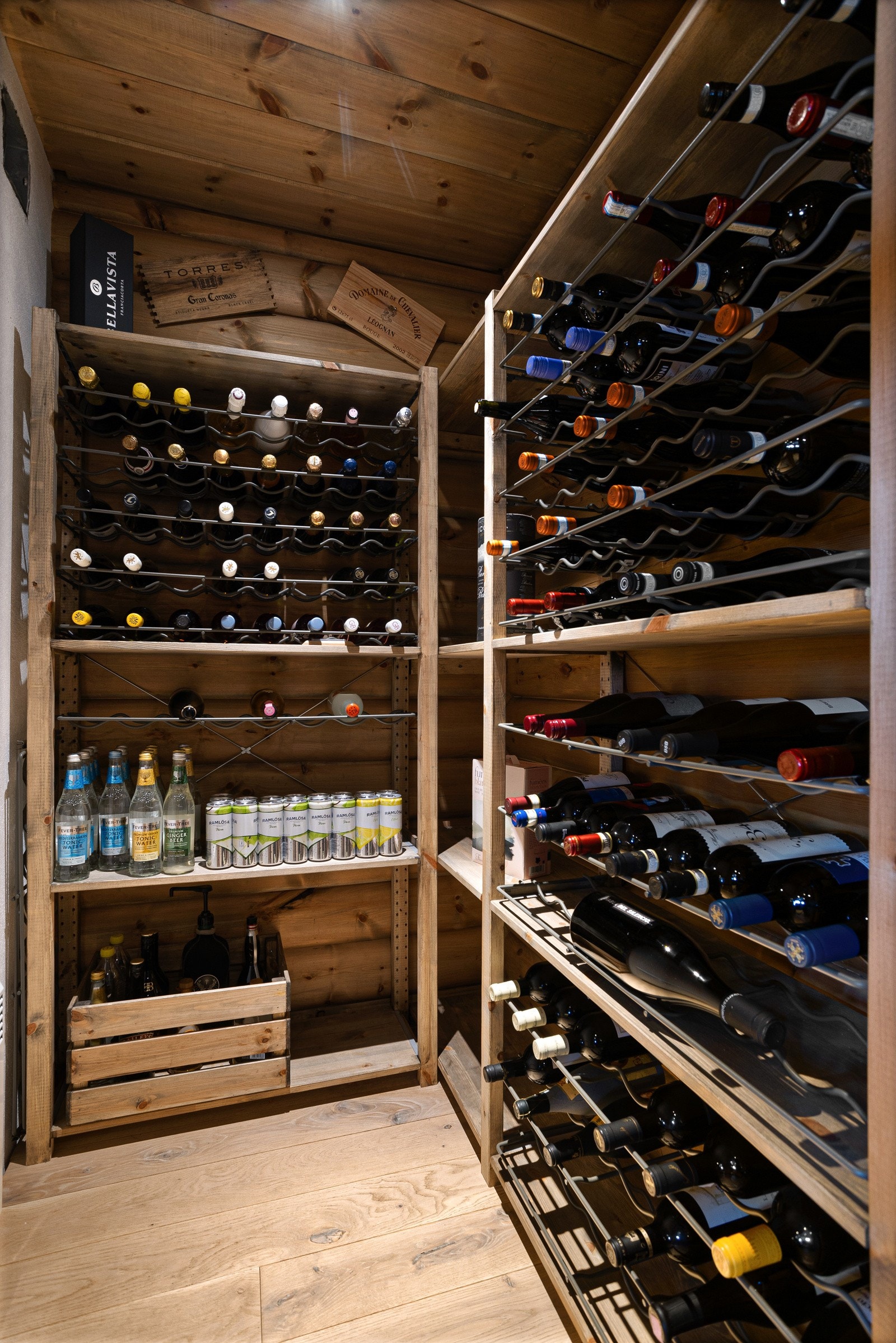 Hytta har egen vinkjeller Galleribilde