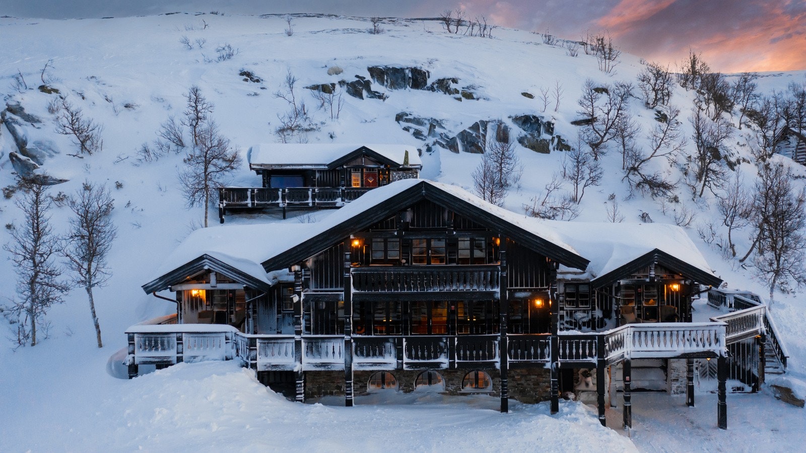 Eiendommen ligger i helt øverste gate i Silkedalen - og mot enden av en blindvei, 1065 m.o.h Galleribilde