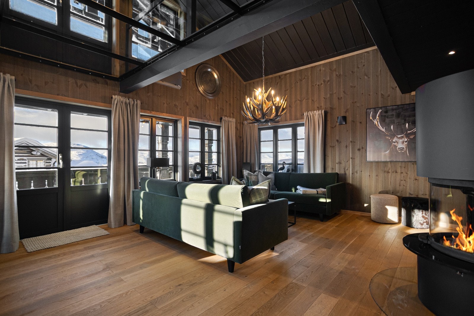 Eventyrlig stue med røstet tak og full takhøyde Galleribilde