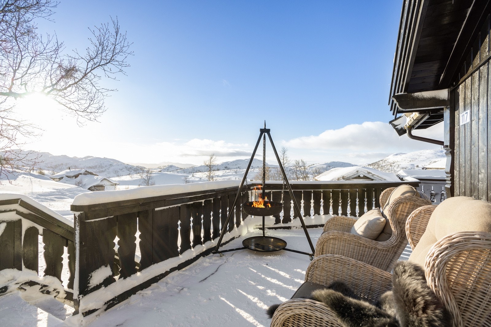 Lun og meget solrik uteplass. Eiendommen har perfekt solforhold og flere lune solkroker Galleribilde