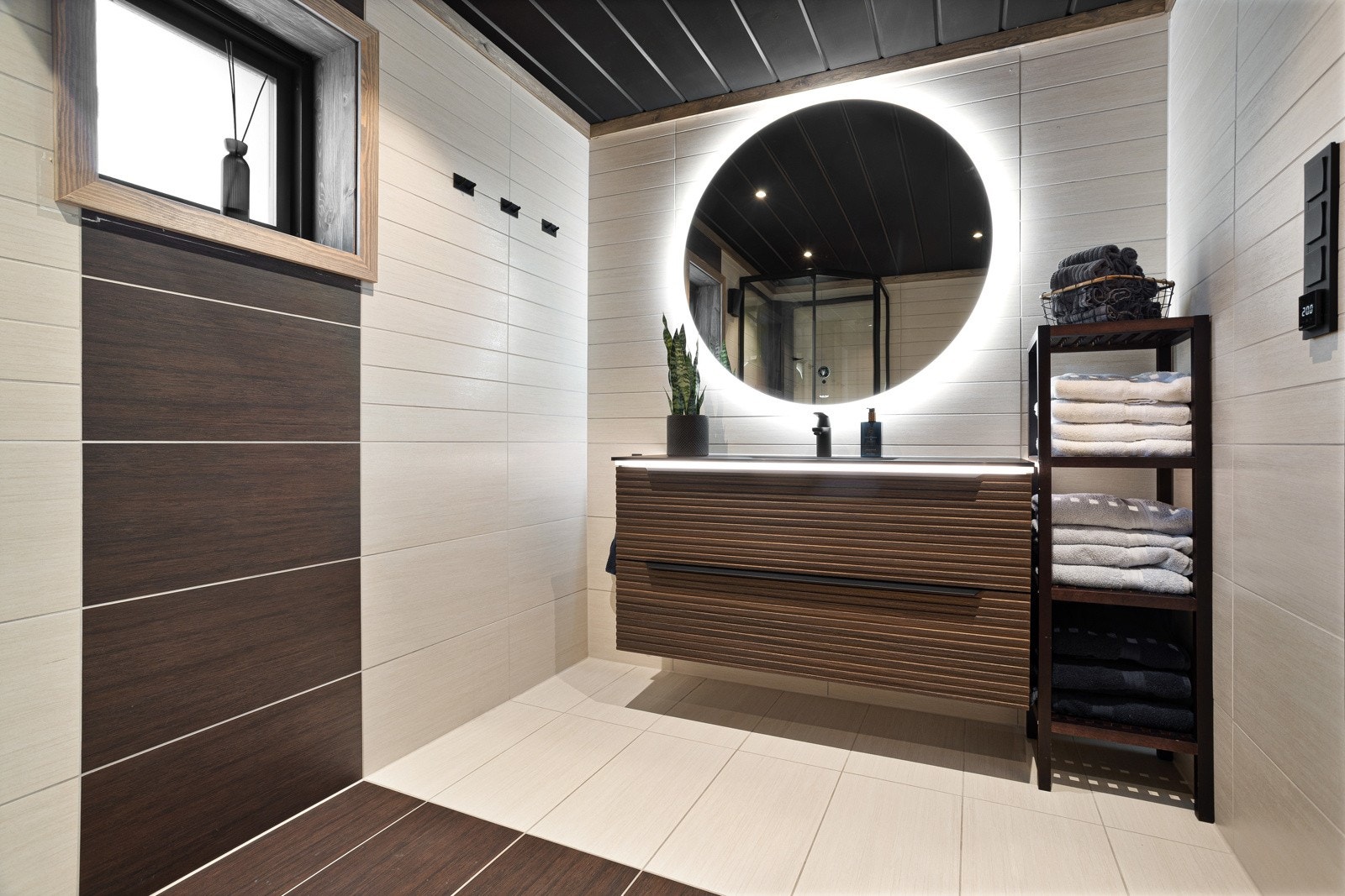 Hytta har tre flislagte, moderne bad, samt toalettrom Galleribilde