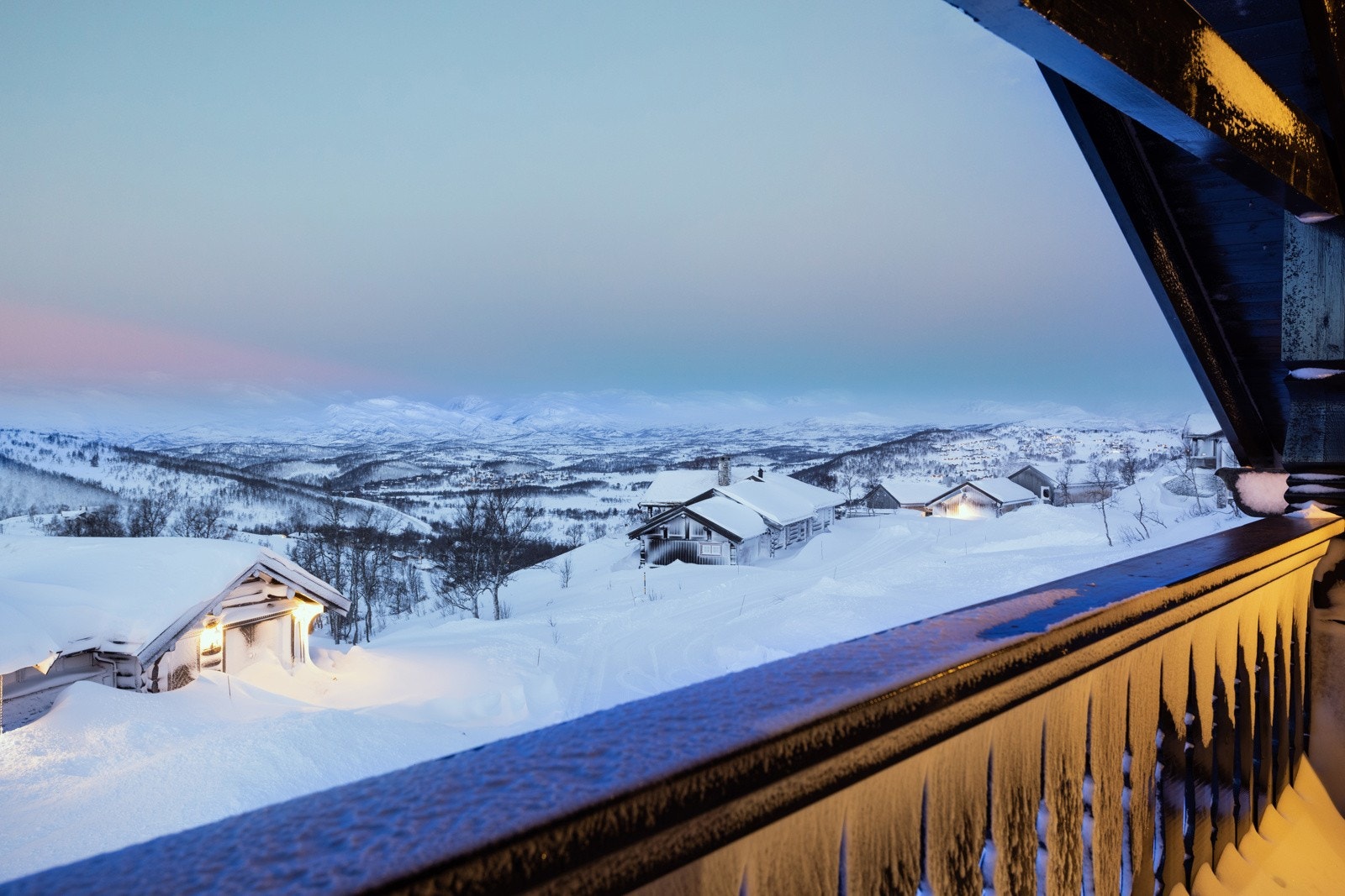 Fra loftstuen er det bru ut til en flott overbygget balkong med panoramautsikt over bla. Silkedalen, Killingnuten, Hardangervidda, Uvatn og Vierli Galleribilde