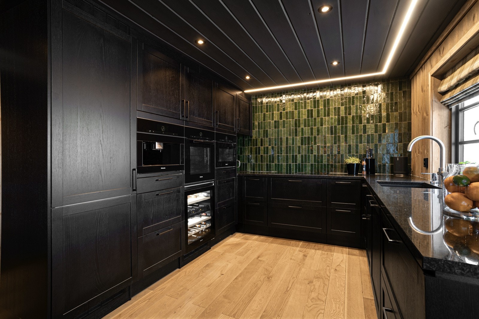 Lekker kjøkkeninnredning fra Norema i en moderne, sort utførelse. Benkeplate i stein (Black Pearl) med benkebeslag i kompositt Galleribilde