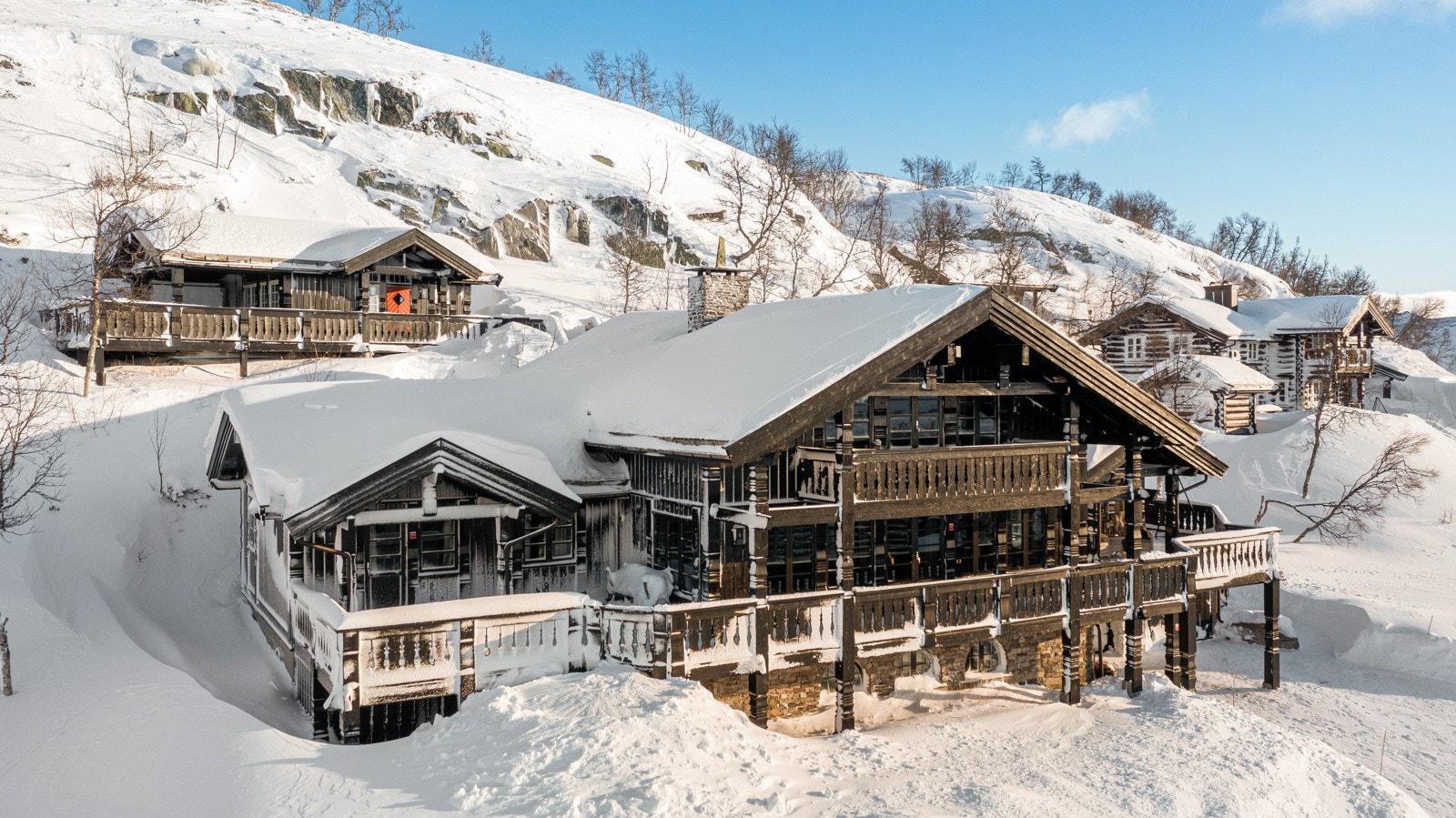 Eiendommen ligger vestvendt og har svært gode solforhold slik at man kan nyte solen i hytteveggen fra morgen til kveld hele året Galleribilde