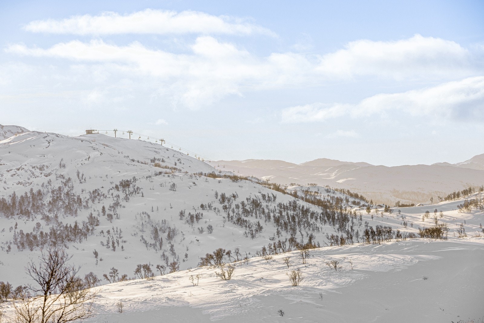 Eiendommen har med andre ord en fantastisk plassering, og med hele 2.4 mål tomt er man sikret en usjenert beliggenhet, samt en eventyrlig og åpen utsikt Galleribilde