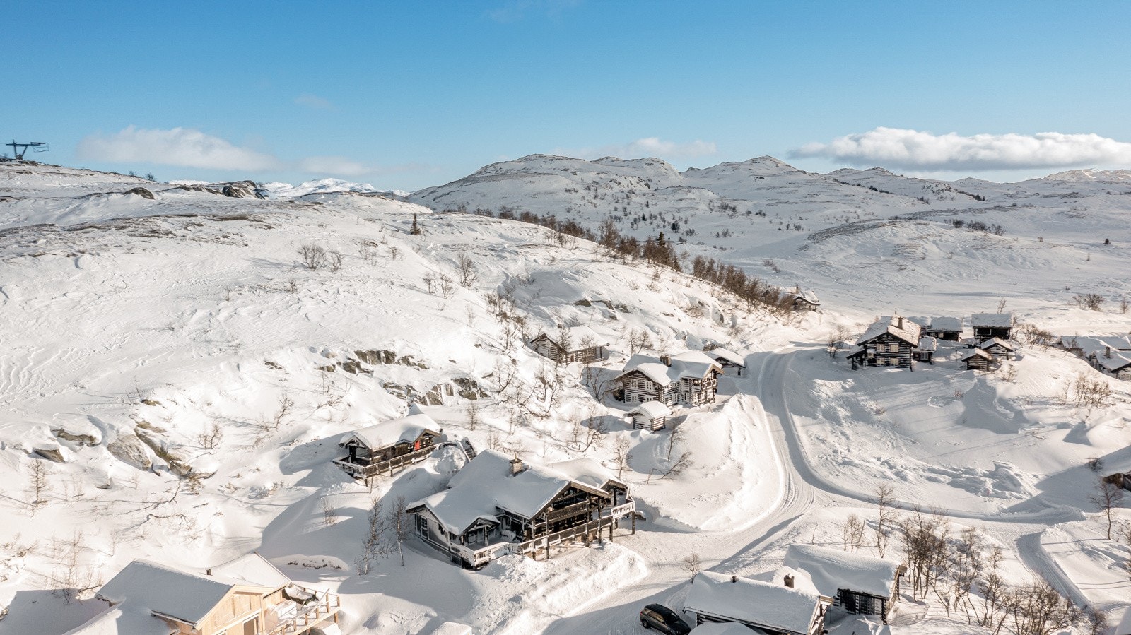 Hytta ligger på høyre side av veien, og grenser dermed til LNF område (vernet friluftsområde) på flere sider Galleribilde