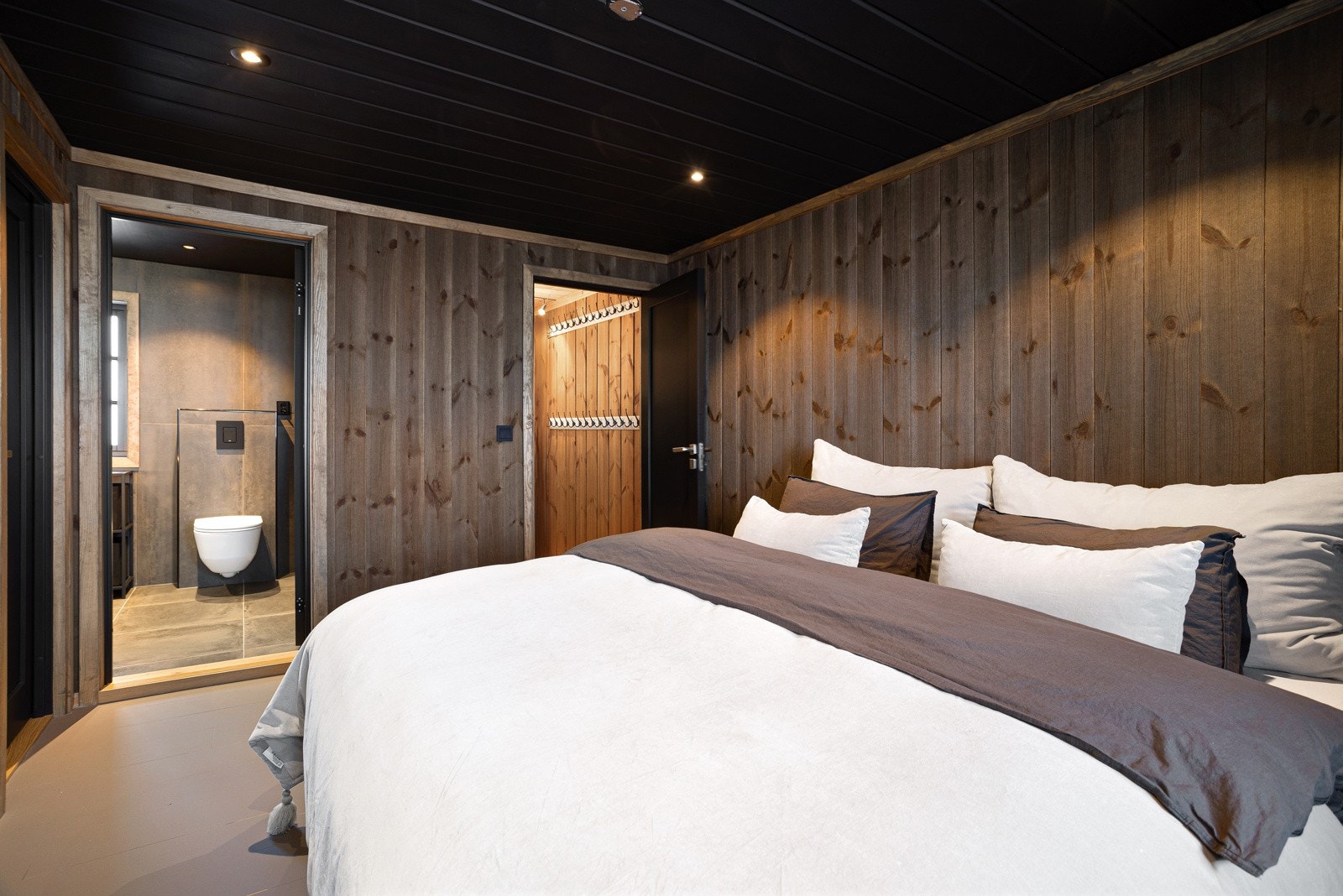 Rommet er innredet med dobbeltseng og har dør ut til terrasse med fantastisk utsikt. Det er totalt 7 soverom i hytta, alle innredet med dobbeltsenger Galleribilde