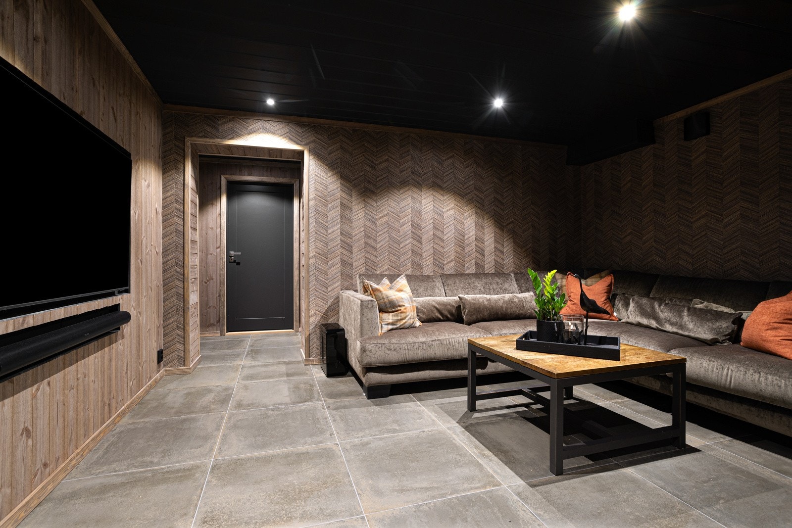 Svært trivelig kjellerstue innredet med sofakrok og tv. Stuen har et romslig og hyggelig areal hvor barn og gjester kan trekke seg tilbake på kvelden Galleribilde