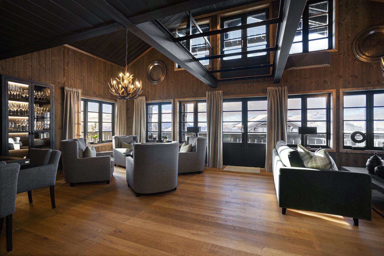 I forbindelse med kjøkkenet og spisestuen er det et behagelig lounge område Galleribilde