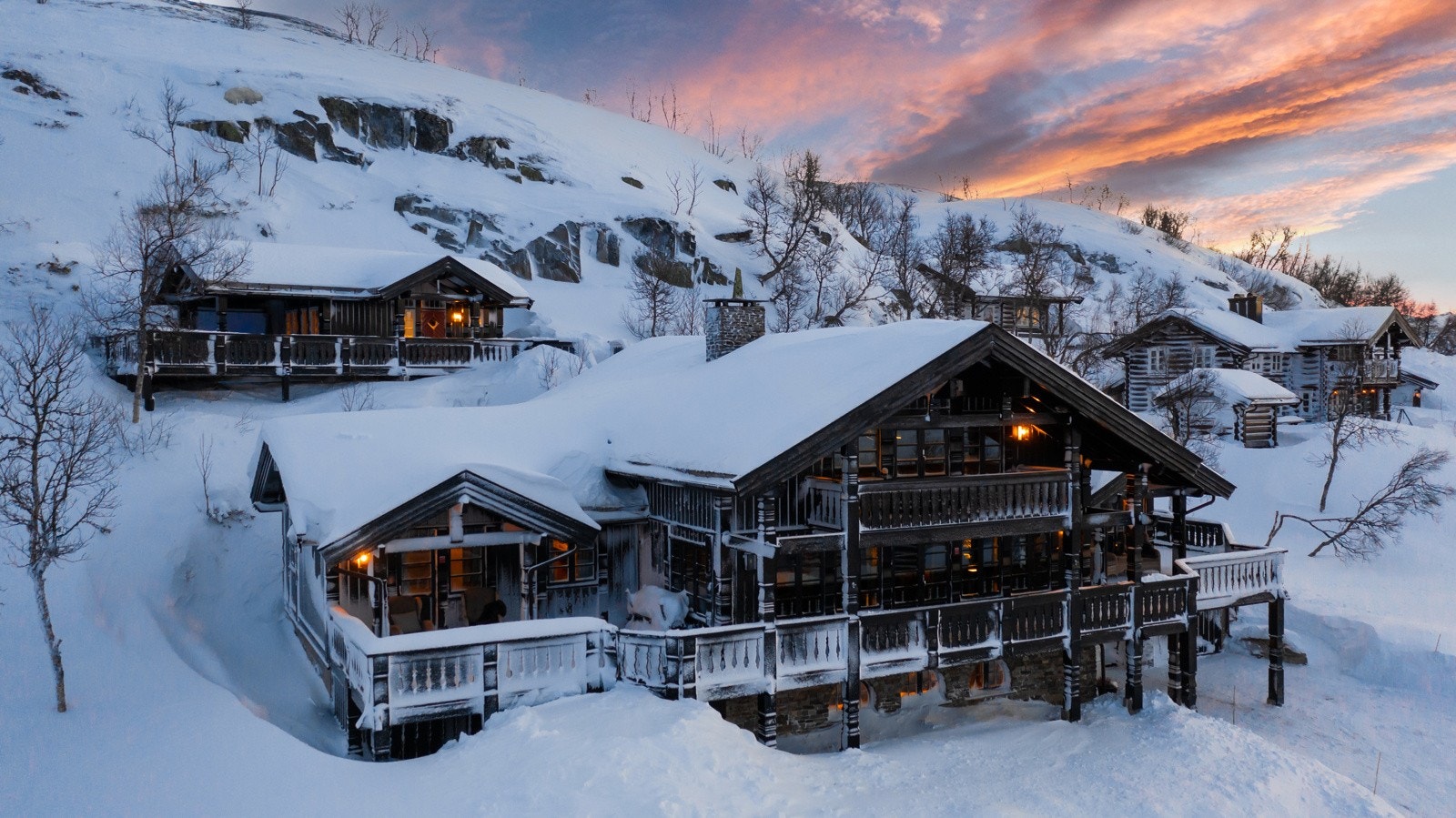 Hytta går over 3.etasjer og inneholder bla. 7 soverom, 3 bad, 2 toalettrom, 3 stuer og gildehall til 30 personer med egen bar, peis og vinrom Galleribilde