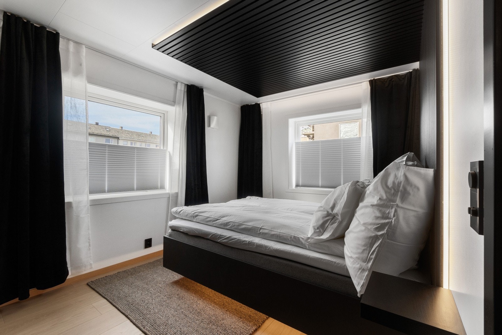 Floating Queen Bed på soverom - 150x200 Galleribilde