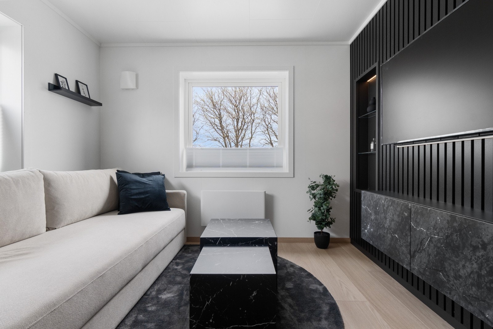 Stuen er fult møbler med bl.a The Frame 55" Galleribilde