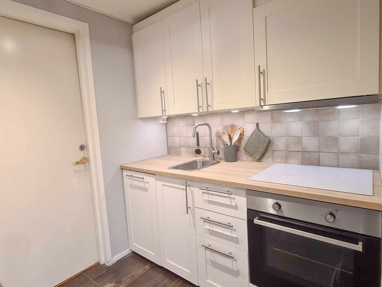 Ny platetopp, benkeplate og kran fra 2023 Galleribilde