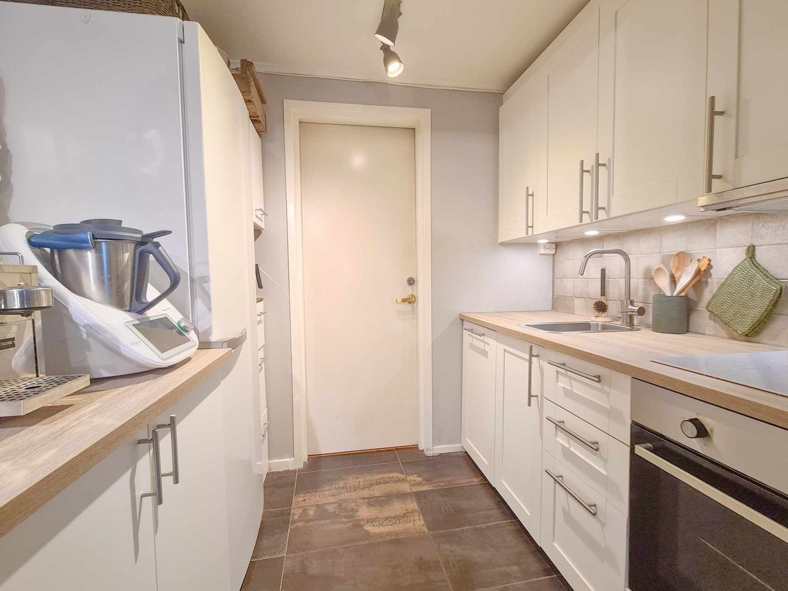 Kjøkken med inngang til bod Galleribilde