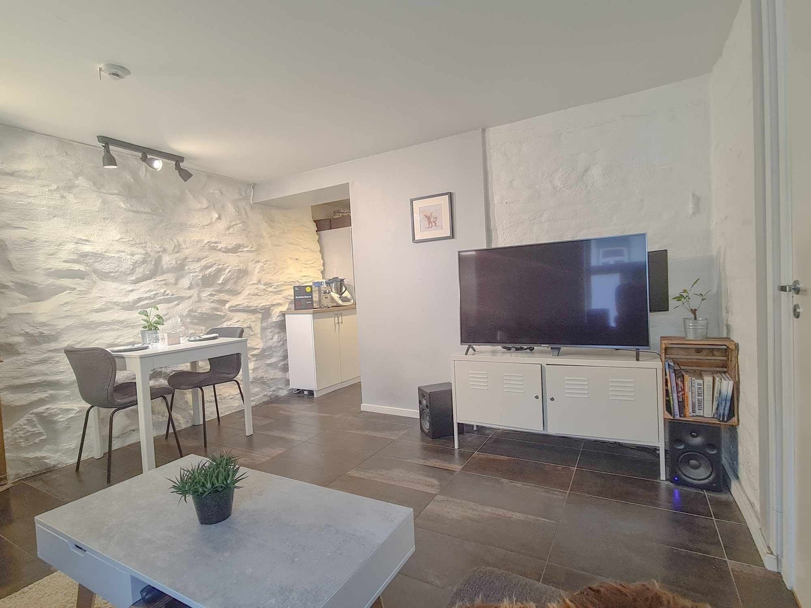 Stue og inngang til kjøkken Galleribilde