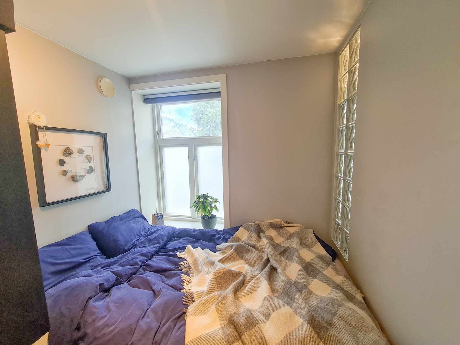 Soverom med plass til lite klesskap Galleribilde