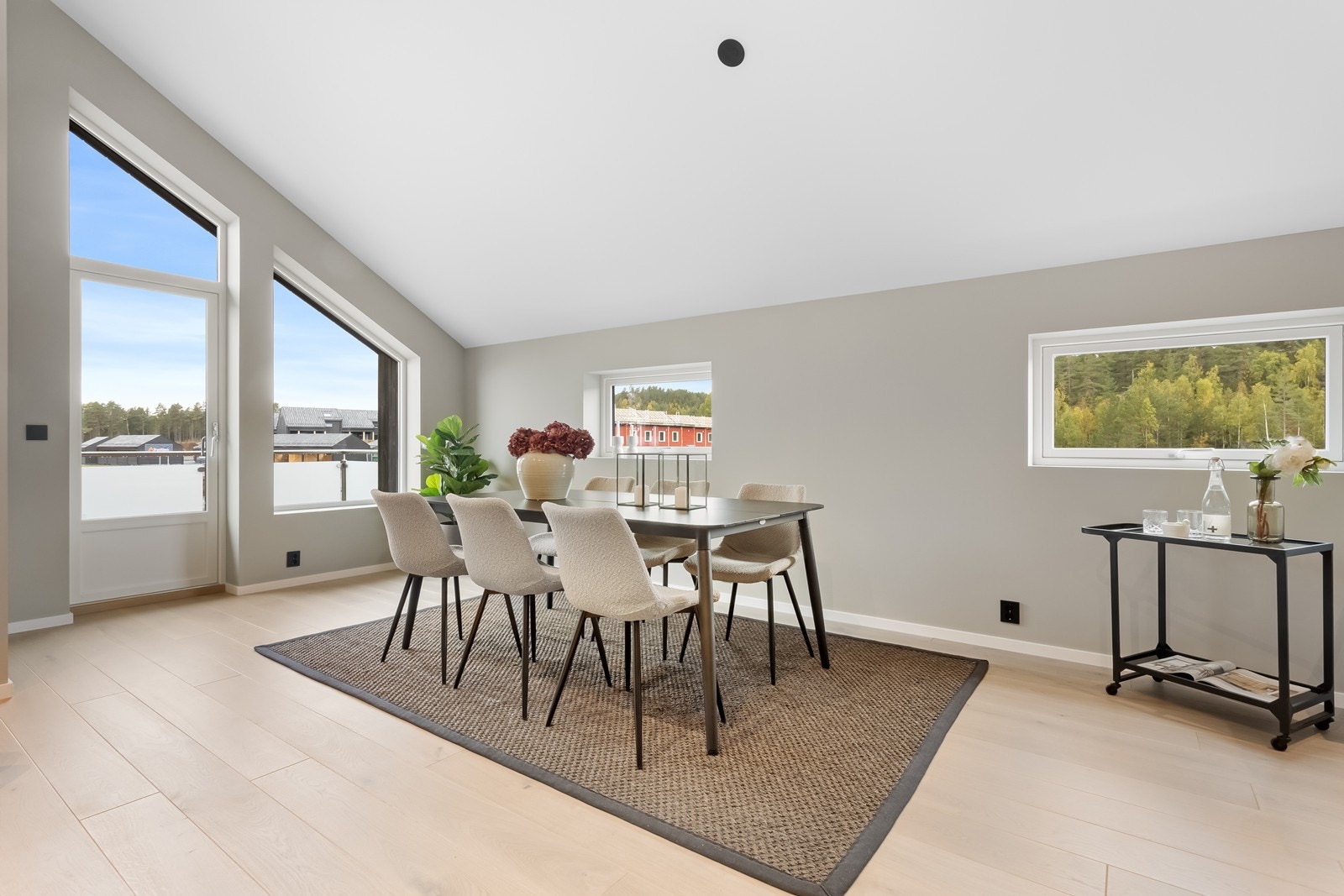 Rommet har også utgang til en overbygd terrasse. Galleribilde