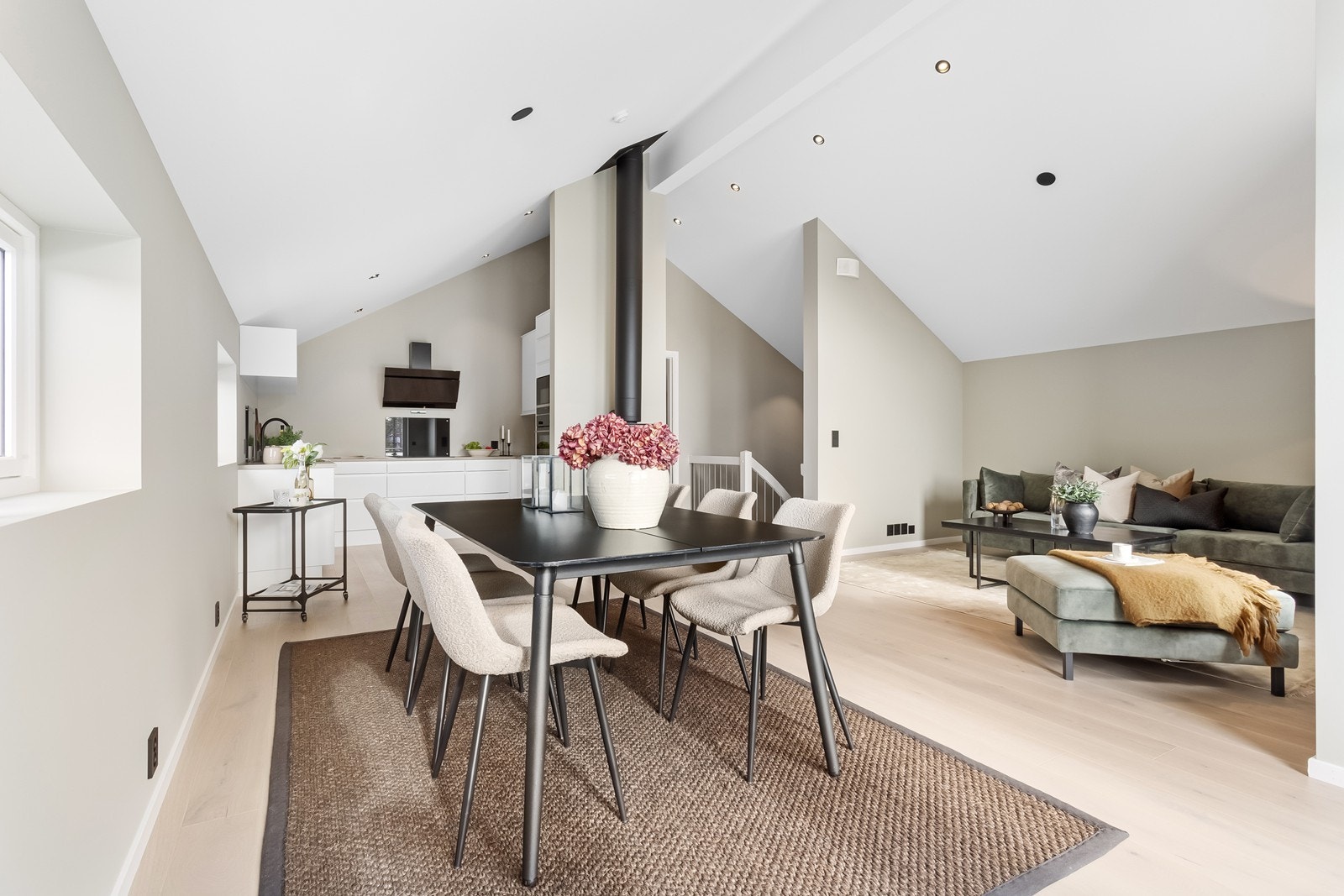 Den åpne løsningen gjør dette til et sosialt og innbydende allrom. Galleribilde