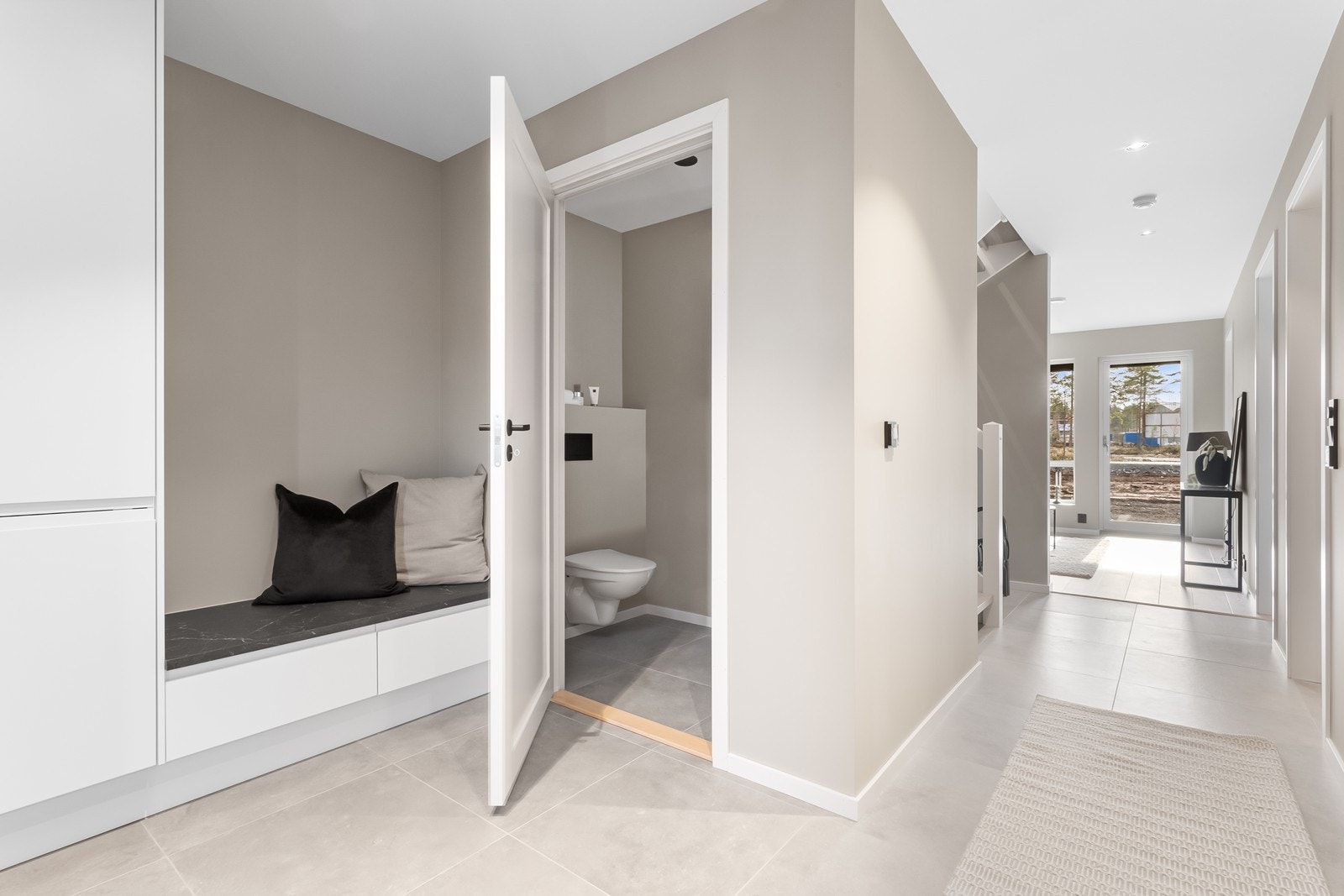 Toalettrommet ligger praktisk plassert med enkel adkomst fra entréen. Galleribilde