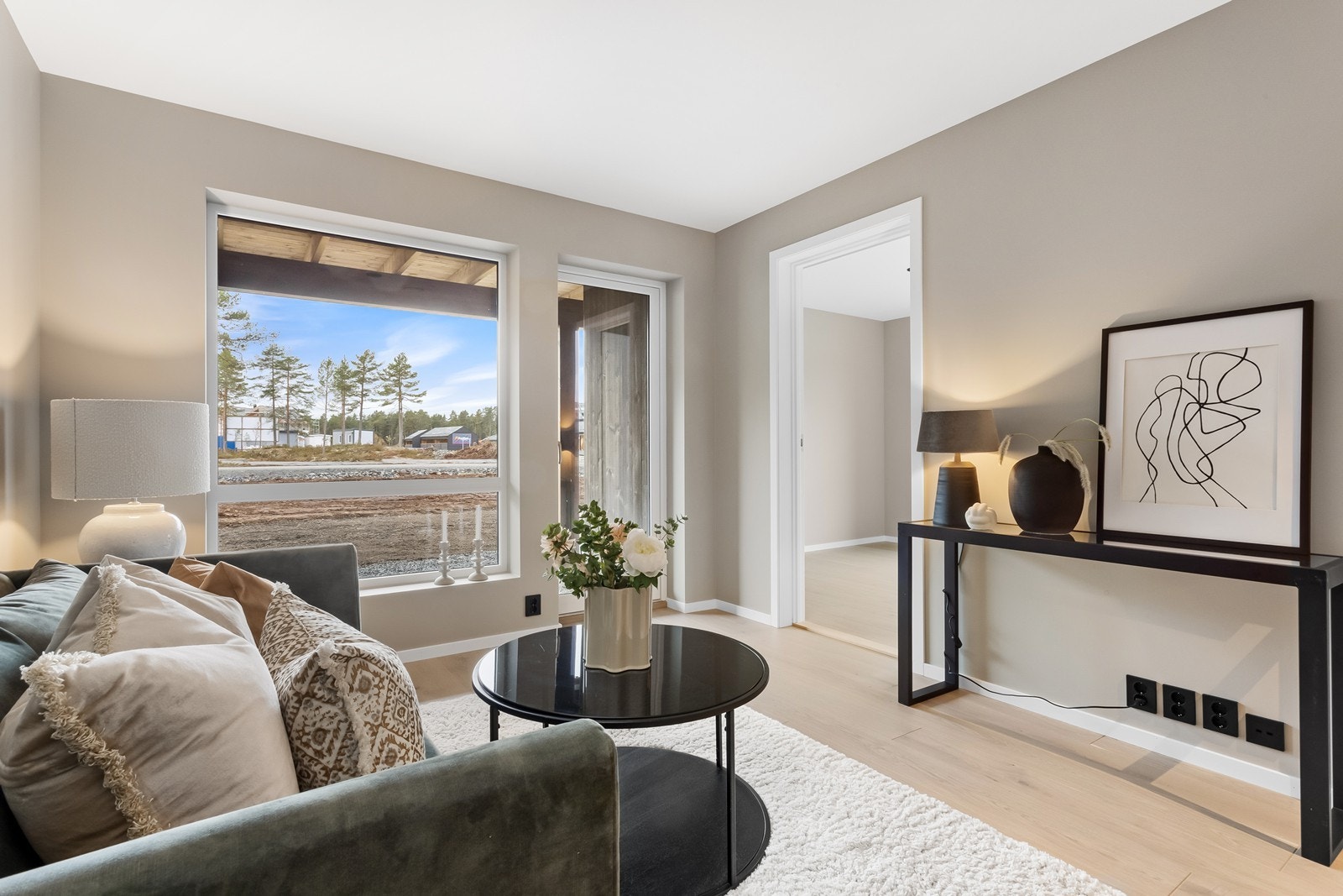 Man har plass til både sofa og tv-møblement om man ønsker det. Galleribilde