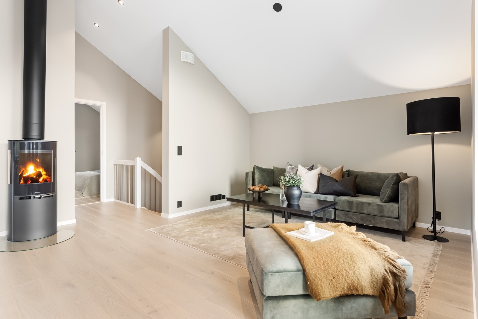 Veggene er malt i en stilren, moderne fargetone som harmonerer med et flott enstavs SAGA parkettgulv, og en moderne vedovn sørger for varme. Galleribilde